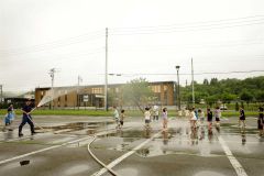 園児２４人が放水作業などを体験した