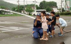 園児２４人が放水作業などを体験した