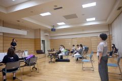 （手前右）石黒代表の指揮で声に加減をかける（奥左）杉森さん