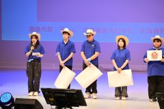 規格外野菜の加工品開発とビジネスとしての可能性を発表した更農高生たち