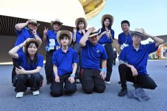 発表を終え、会場前で記念写真に収まる生徒たち。後列右は指導した菊池直樹教諭