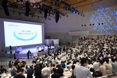 ２０００人規模の会場に大勢の観客が訪れたＭＩＲＡＩ万博