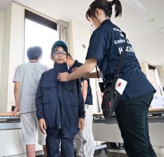 実際に使用される空調ベストを試着する児童