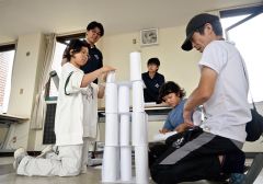 紙を丸めて構造物の組み立てにチャレンジする児童