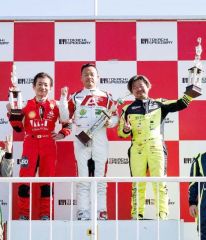 【Ｎ１―１０００】２位入賞を遂げた三浦稔呂（左）