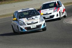 【Ｎ０―Ｖｉｔｚ】まいちゃん（左）は３位をキープしながら周回を重ねる