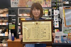 特殊詐欺防止でローソン足寄の黒田店長に感謝状 本別署 | 十勝毎日新聞