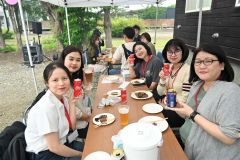 食事を囲み交流を深めた外国人技能実習生たち