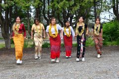 民族衣装を着て踊りを披露する外国人技能実習生たち