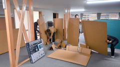 地域の避難施設で段ボール製の簡易ベッドを組み立てる広尾町音調津自主防災会のメンバー。津波警報の長期化を見据え宿泊準備も行われた（７月３０日午後５時２０分）