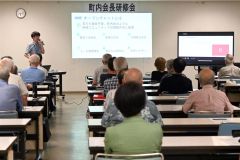 ＩＣＴの活用について説明する市の担当者