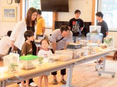 珍しい昆虫たちに子どもから大人までが見入っていた