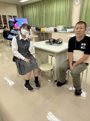 学校生活について説明を聞いた高校生（左）