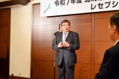 レセプションであいさつする長澤学長