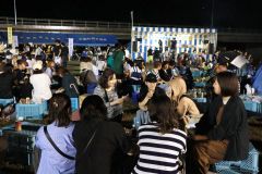 ビアガーデンを満喫する来場者ら
