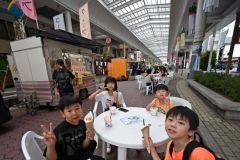 かき氷やクレープなどを食べながらフェスを満喫する子ども（須貝拓也撮影）