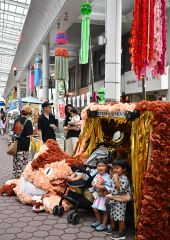 記念撮影できる七夕飾りに座る子どもたち（２日午前１１時５０分ごろ、塩原真撮影）