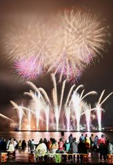７０００発の花火が観客を魅了した十勝港海上花火大会（塩原真撮影）