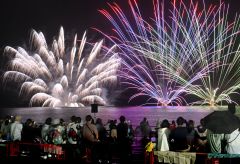 海面に広がる水中花火が観客を魅了した十勝港海上花火大会（塩原真撮影）