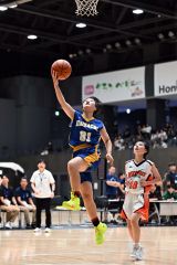 【女子１回戦・帯八中―室蘭西中・星蘭中】レイアップシュートを放つ帯八中の猪股彩愛