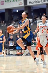 【女子１回戦・帯八中―室蘭西中・星蘭中】レイアップシュートを放つ帯八中の川端さくら