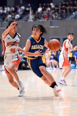 【女子１回戦・帯八中―室蘭西中・星蘭中】ドリブルでゴール下に攻め込む帯八中の戸田小陽