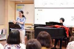 指導する（左から）國安さんと西川さん