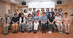 全国大会に挑む団員ら。前列左４人目から右へ富川代表、國安さん、西川さん