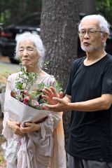 踊り終えた松本さん（左）をたたえる吉野さん（須貝拓也撮影）