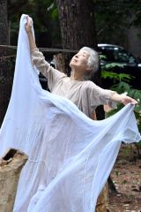 年齢を感じさせない躍動的な踊りを披露する松本さん（須貝拓也撮影）