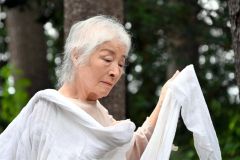 静かな表情で流れるような踊りを披露する松本さん（須貝拓也撮影）