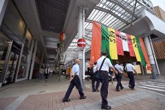 七夕飾りがつるされた広小路商店街（須貝拓也撮影）