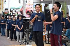 オープニングであいさつをする細川さん（右）ら実行委メンバー（須貝拓也撮影）