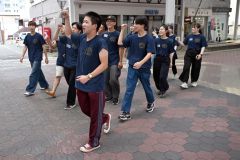 オープニングに向けて広小路商店街を練り歩く実行委メンバー（須貝拓也撮影）