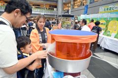 わたあめ作りやハンドケア体験　新千歳空港で北海道ビート糖フェア