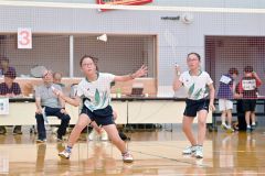 【６年生以下女子ダブルス・決勝】帯広栄少年団の（左から）結城夏美と境田こころのペアが連係良くプレーする
