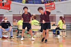 【６年生以下男子ダブルス・決勝】とかち浦幌ＪＢＣの（左から）小川楓真と松本優大のペアが息を合わせて戦う
