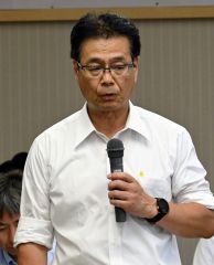 あいさつする田中靖章町長