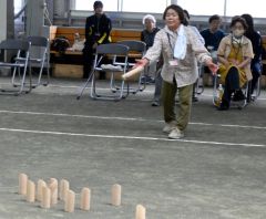 ふれあい交流会　お年寄りらがモルックを楽しむ　広尾 6