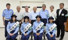 「一日警察官」に任命された前列右から下上夏輝さん、田辺さん、下上詩夏乃さん、工藤さん