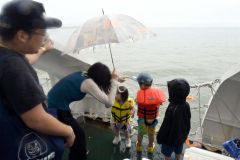 乗船者が雨の中、十勝港や十勝沖からの外観を楽しんだ「巡視船とかち」の体験航海
