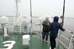 乗船者が雨の中、十勝港や十勝沖からの外観を楽しんだ「巡視船とかち」の体験航海