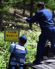 「不法投棄　警戒強化中」を訴える啓発看板を設置する町職員と広尾署員