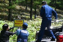 「不法投棄　警戒強化中」を訴える啓発看板を設置する町職員と広尾署員