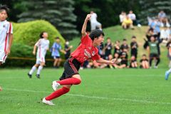 【準決勝・Ｓｐｏ－ＲＥ幕別札内ＳＣ　ＲＥＤ―北海道コンサドーレ札幌Ｕ１２】後半、幕別札内ＲＥＤの藤村湊斗が同点弾を決め、雄叫びを上げる