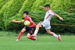 【準決勝・Ｓｐｏ－ＲＥ幕別札内ＳＣ　ＲＥＤ―北海道コンサドーレ札幌Ｕ１２】後半、幕別札内ＲＥＤの平井大晴主将（左）が右サイドから中央へボールを上げ、藤村湊斗の同点弾へつなげる　