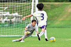 【決勝・Ｓｐｏ－ＲＥ幕別札内ＳＣ　ＲＥＤ―札幌ジュニアＦＣ】幕別札内ＲＥＤのＧＫ朴木啓智がシュートを阻止する