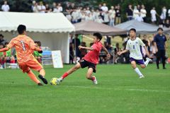 【決勝・Ｓｐｏ－ＲＥ幕別札内ＳＣ　ＲＥＤ―札幌ジュニアＦＣ】ゴールに迫る幕別札内ＲＥＤの小坂星空（赤色のユニホーム）