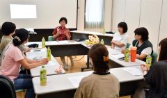 幕別パークプラザで開かれた十勝に大学を創る会の座談会