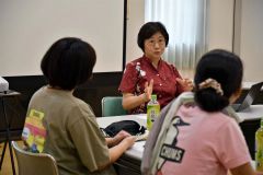 地域住民と大学設置について意見を交わす曽根さん